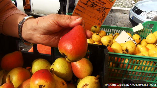 Frutta estiva - Pera angelica in vendita nei mercati di campagna amica.